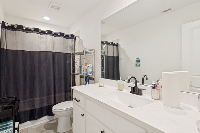825 E Powell Avenue, Fort Worth, TX 76104