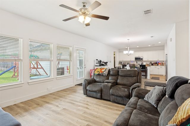 825 E Powell Avenue, Fort Worth, TX 76104