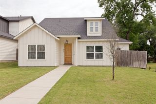 825 E Powell Avenue, Fort Worth, TX 76104