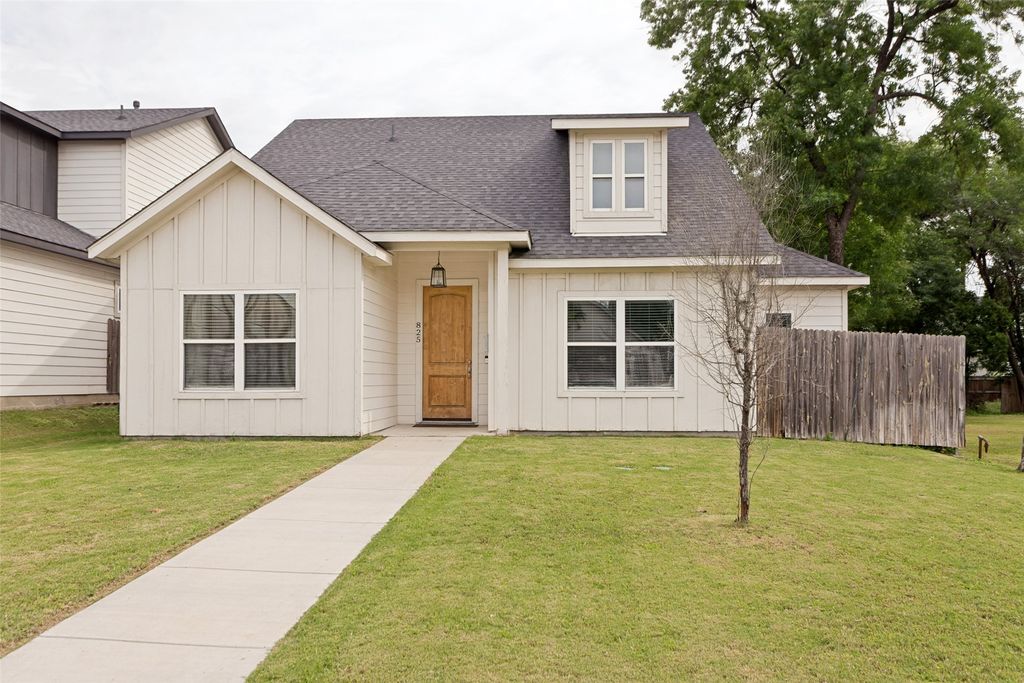 825 E Powell Avenue, Fort Worth, TX 76104