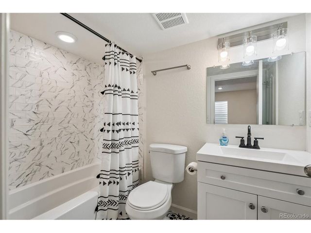 25980 E Davies Dr, Aurora, CO 80016