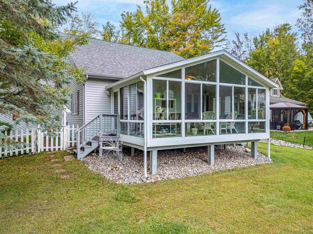 4636 W Salisbury Drive, Gladwin, MI 48624