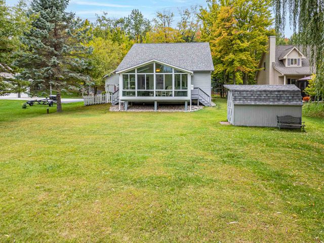 4636 W Salisbury Drive, Gladwin, MI 48624