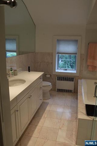 1014 Arcadian Way, Fort Lee, NJ 07024