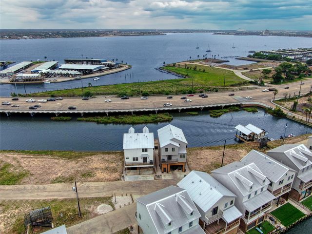 22 Cmdr Runco Lane, Taylor Lake Village, TX 77586