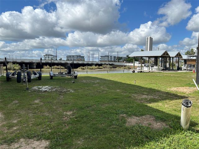 22 Cmdr Runco Lane, Taylor Lake Village, TX 77586