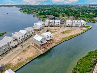 22 Cmdr Runco Lane, Taylor Lake Village, TX 77586