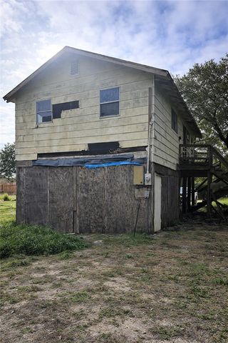 704 N Terry St, Rockport, TX 78382