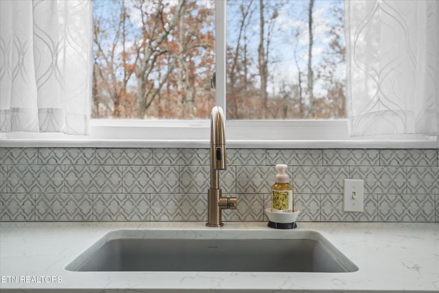 804 Lake City Hwy, Clinton, TN 37716