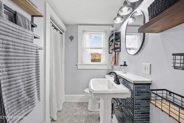 804 Lake City Hwy, Clinton, TN 37716