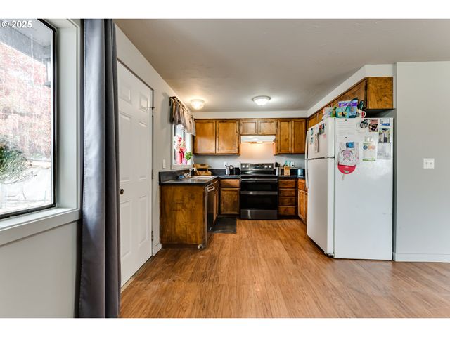 460 MEADOW Ln, Creswell, OR 97426