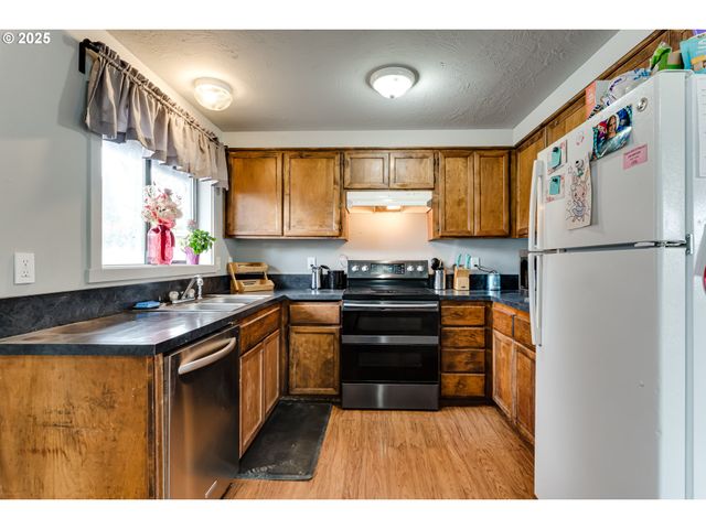 460 MEADOW Ln, Creswell, OR 97426