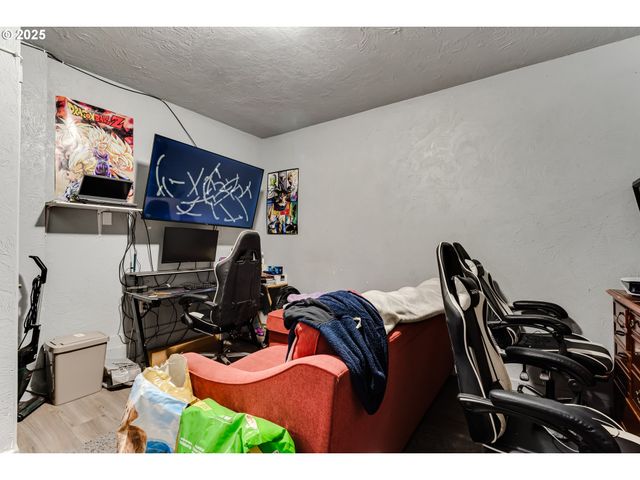 460 MEADOW Ln, Creswell, OR 97426