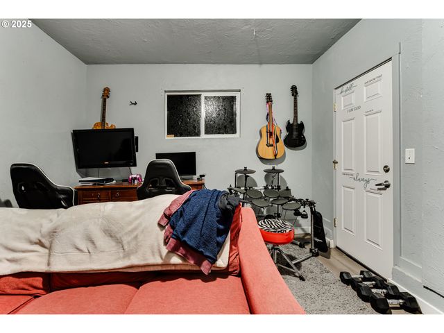 460 MEADOW Ln, Creswell, OR 97426