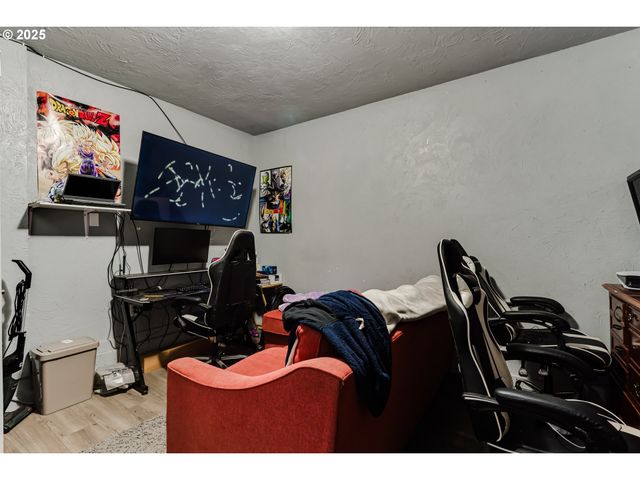 460 MEADOW Ln, Creswell, OR 97426