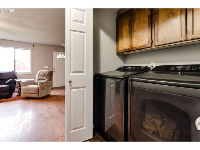 460 MEADOW Ln, Creswell, OR 97426