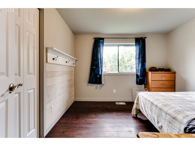 460 MEADOW Ln, Creswell, OR 97426