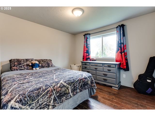 460 MEADOW Ln, Creswell, OR 97426