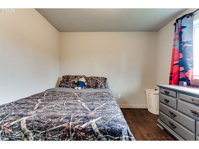 460 MEADOW Ln, Creswell, OR 97426