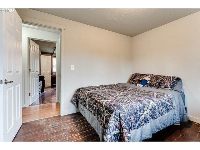 460 MEADOW Ln, Creswell, OR 97426