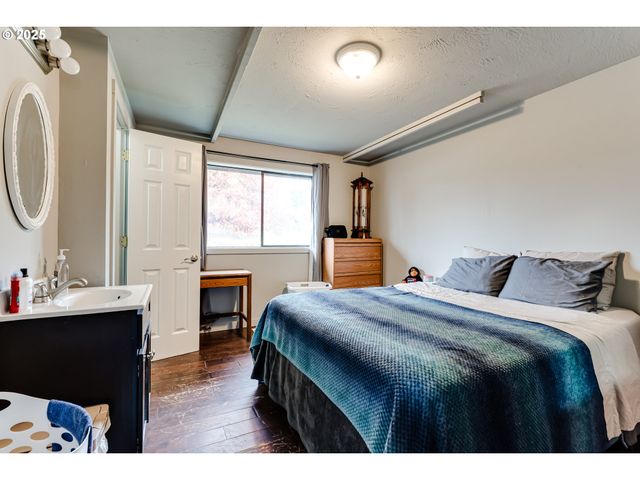 460 MEADOW Ln, Creswell, OR 97426