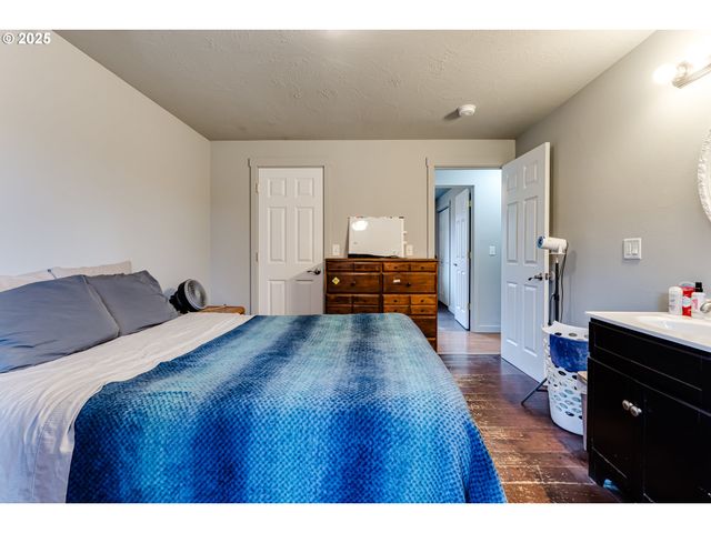 460 MEADOW Ln, Creswell, OR 97426