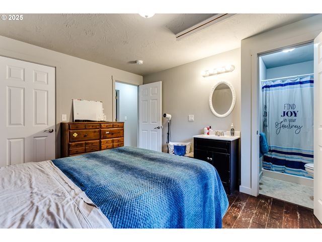 460 MEADOW Ln, Creswell, OR 97426