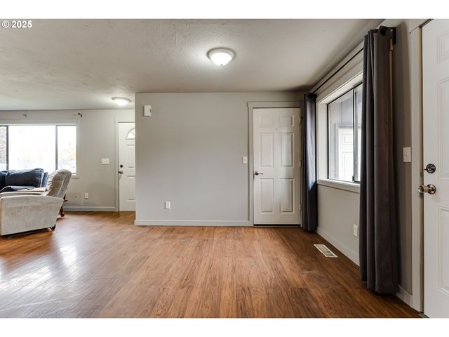 460 MEADOW Ln, Creswell, OR 97426