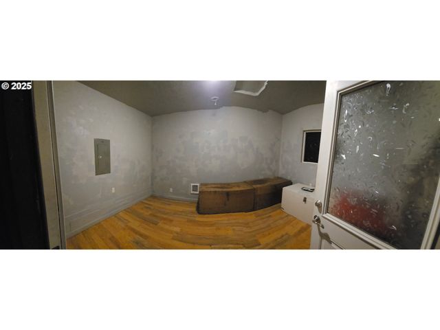 460 MEADOW Ln, Creswell, OR 97426