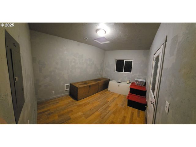 460 MEADOW Ln, Creswell, OR 97426