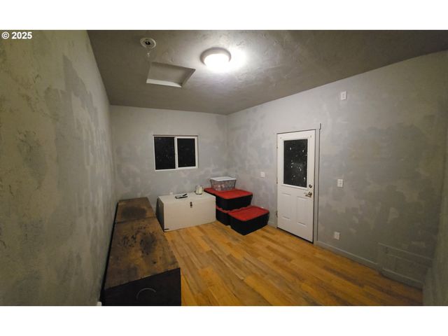 460 MEADOW Ln, Creswell, OR 97426