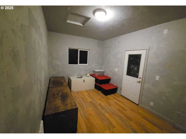 460 MEADOW Ln, Creswell, OR 97426