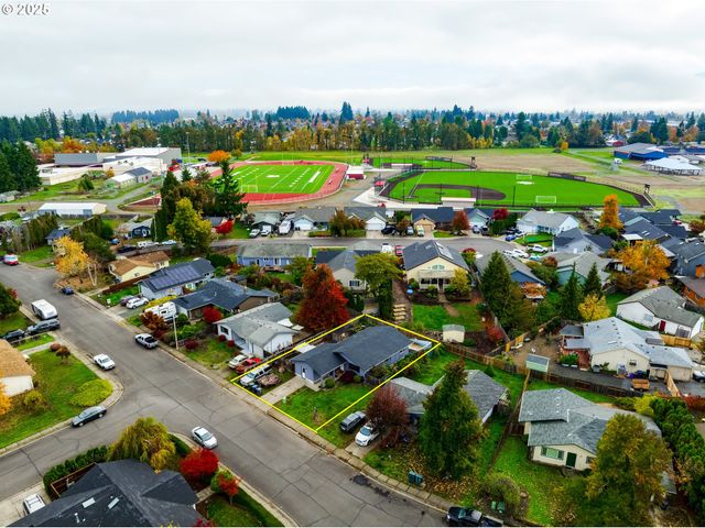 460 MEADOW Ln, Creswell, OR 97426