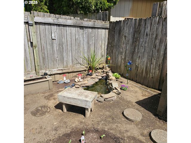 460 MEADOW Ln, Creswell, OR 97426