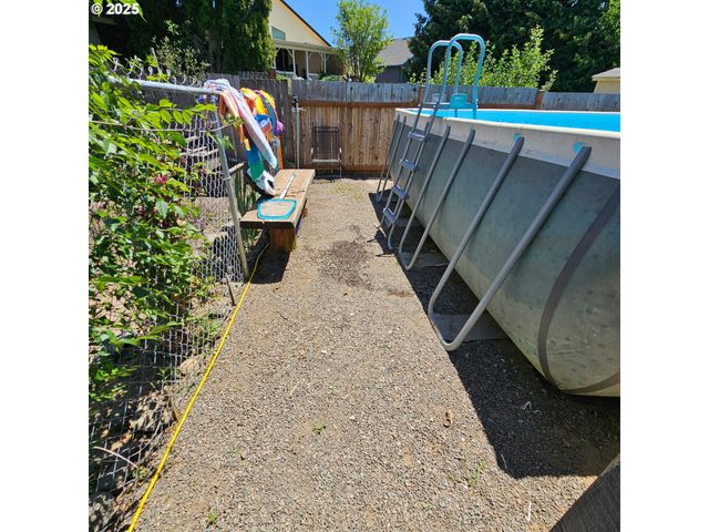 460 MEADOW Ln, Creswell, OR 97426