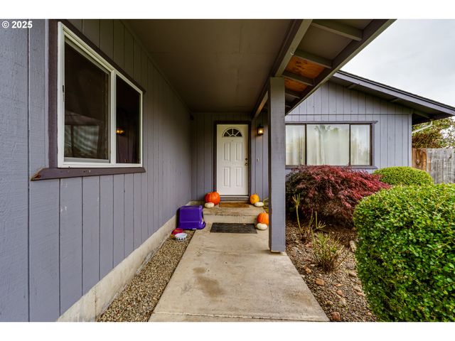 460 MEADOW Ln, Creswell, OR 97426