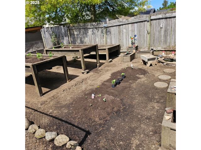 460 MEADOW Ln, Creswell, OR 97426