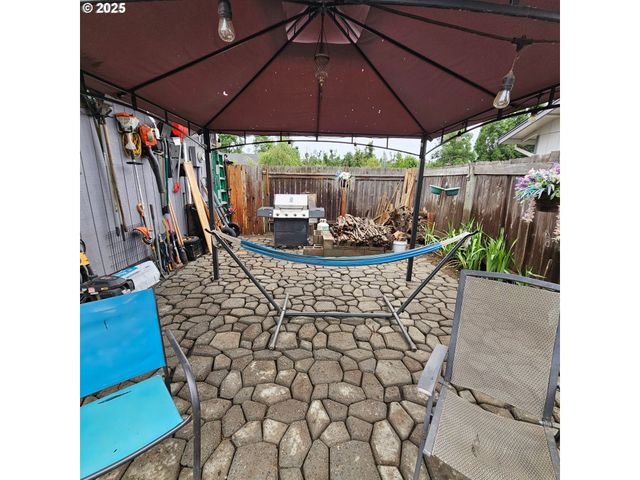 460 MEADOW Ln, Creswell, OR 97426