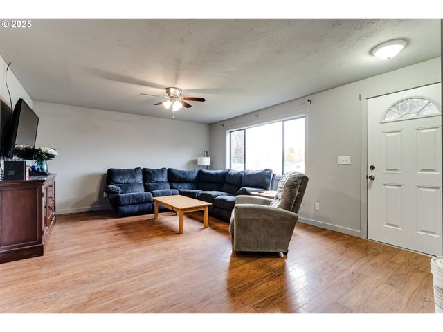 460 MEADOW Ln, Creswell, OR 97426