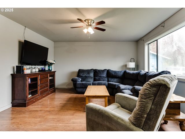 460 MEADOW Ln, Creswell, OR 97426