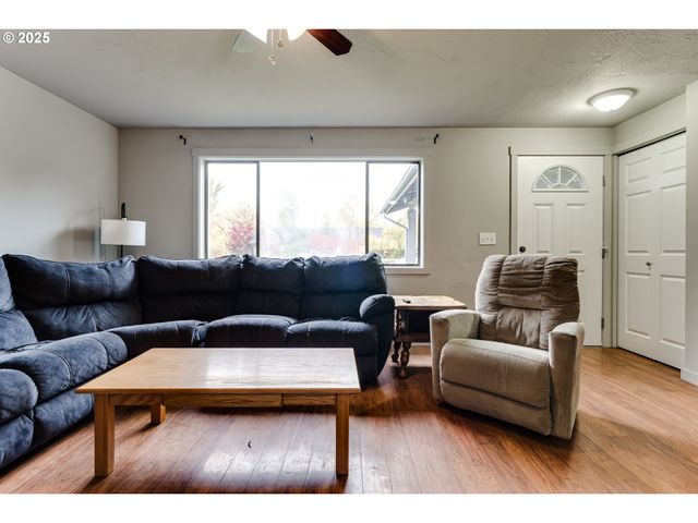 460 MEADOW Ln, Creswell, OR 97426