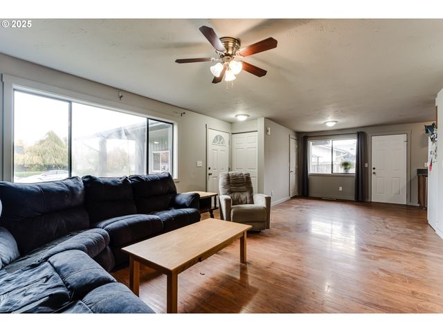 460 MEADOW Ln, Creswell, OR 97426