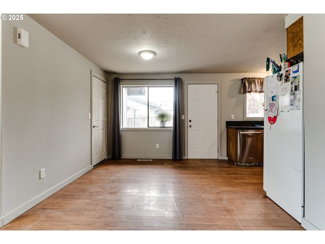 460 MEADOW Ln, Creswell, OR 97426