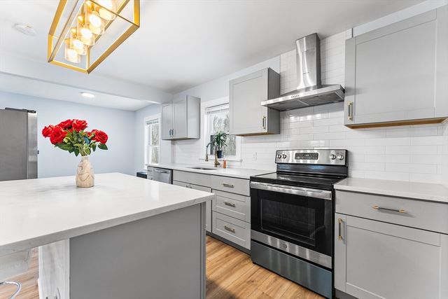 53 Woodbine St, Chelmsford, MA 01824