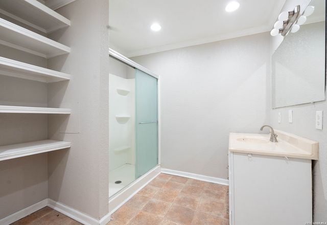 620 Viewpoint Dr, Poteet, TX 78065
