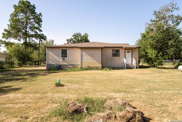 620 Viewpoint Dr, Poteet, TX 78065