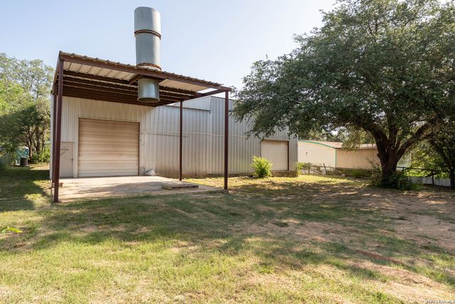 620 Viewpoint Dr, Poteet, TX 78065