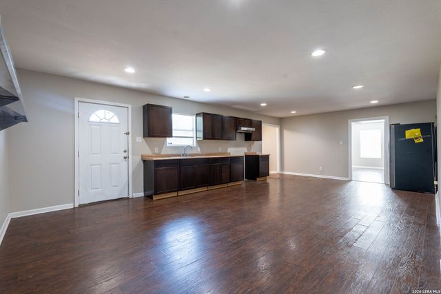 620 Viewpoint Dr, Poteet, TX 78065