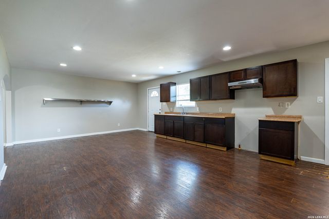 620 Viewpoint Dr, Poteet, TX 78065