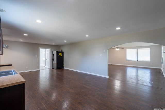 620 Viewpoint Dr, Poteet, TX 78065